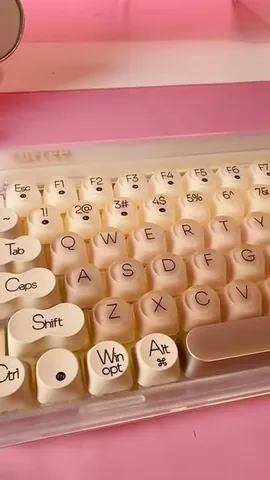 ageekychick Instagram post about Keyboard preference