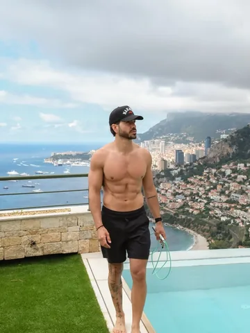 alexcosta Instagram post about Business vlog