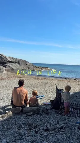 alice_tate Instagram post about Beach picnic