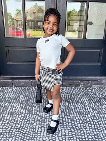 amora.reign Instagram post about School life