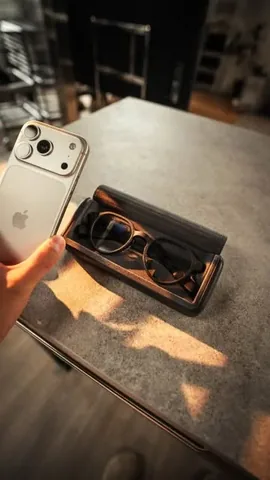andresvidoza Instagram post about Wearable and foldable device use