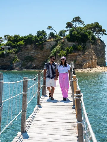 anisandmad Instagram post about Cameo Island travel scene