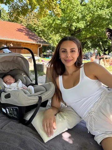 anniejaffrey Instagram post about Family of four
