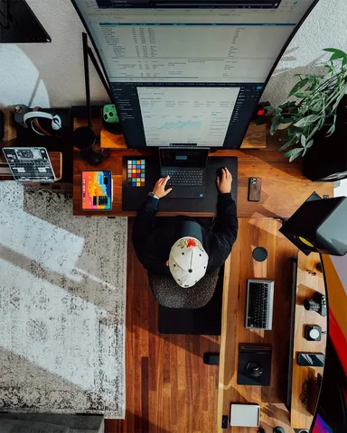 araltasher Instagram post about Desk setup update