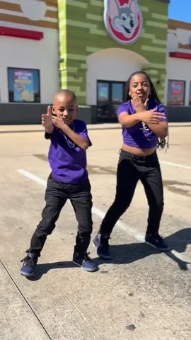 avahbennett Instagram post about Social media trend