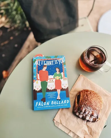 bookpairings Instagram post about Holiday romance reading