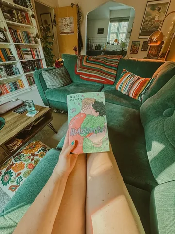 booksnest Instagram post about Heartstopper Volume 6