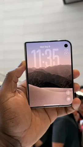 booredatwork Instagram post about Smartphone hands on
