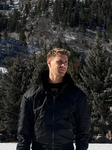 bradmondonyc Instagram post about Skiing