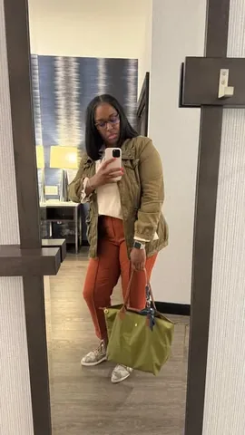 breakfast_with_tiffani Instagram post about Flight delay survival tips