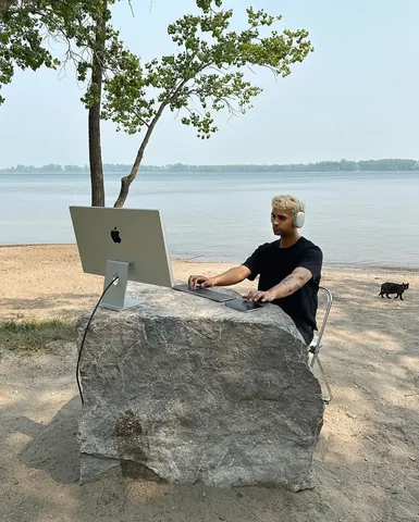 canoopsy Instagram post about Desk setup