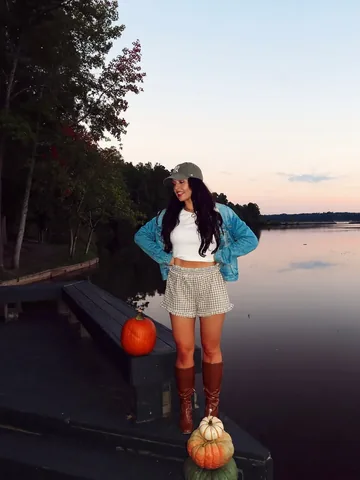 carolinecoleburn Instagram post about Fall transitional fashion