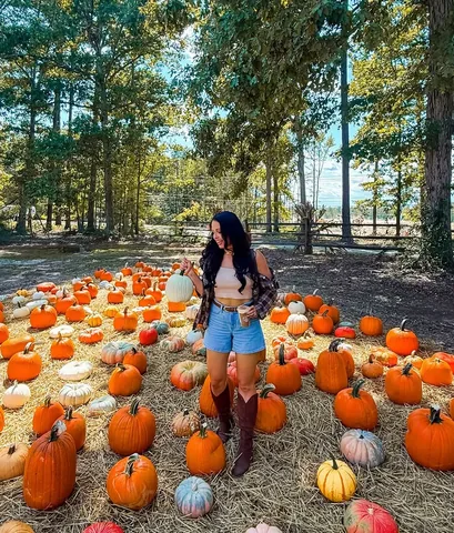 carolinecoleburn Instagram post about Richmond fall activities