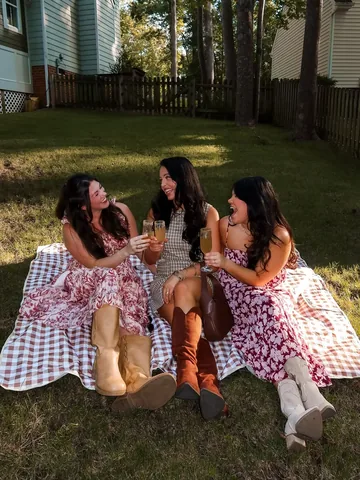 carolinecoleburn Instagram post about Fall picnic lifestyle