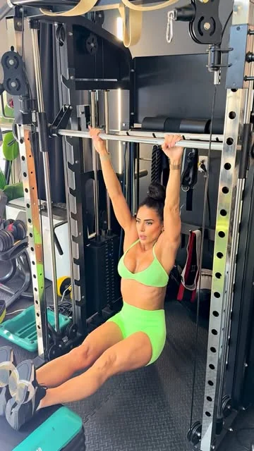 __chady__ Instagram post about Jackknife pull up instruction