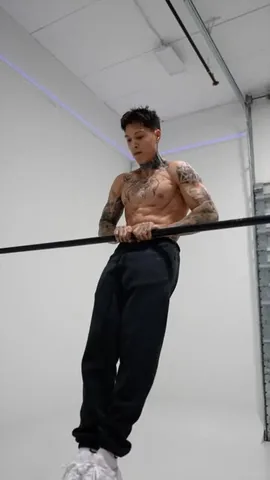 chrisheria Instagram post about Muscle up training