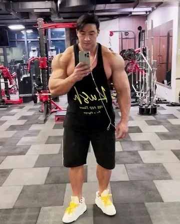 chul_soon Instagram post about Deltoid muscles