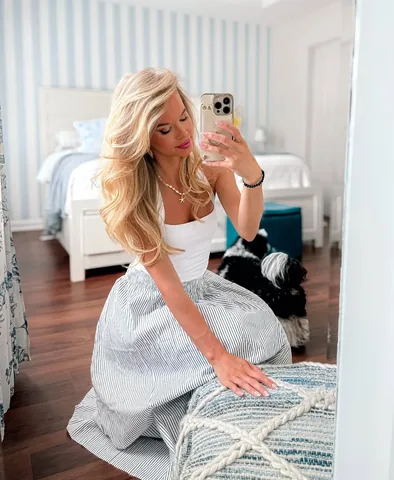 coastal_blonde Instagram post about Summer outfit