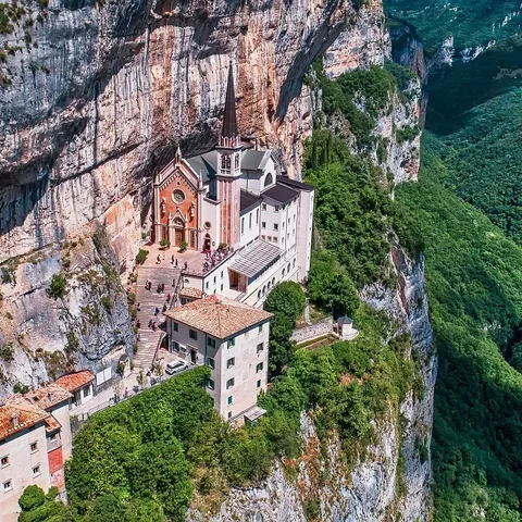 crystalinaevert Instagram post about Italian hiking retreat