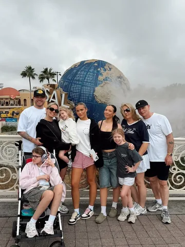 dadvgirls Instagram post about Florida theme park visit