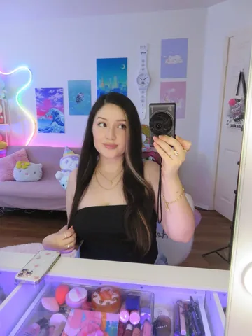 daneeyelle Instagram post about Livestream announcement