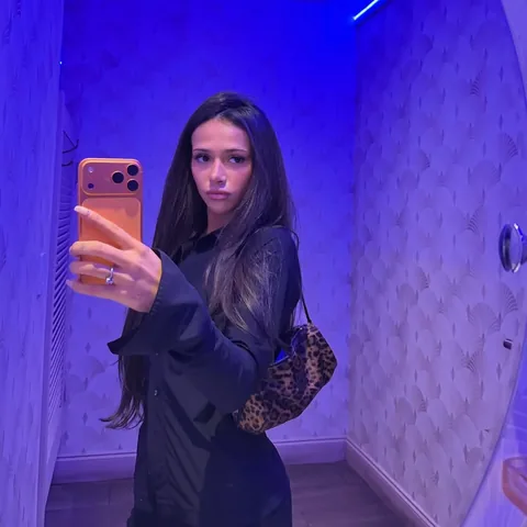 demisux Instagram post about Mirror selfies