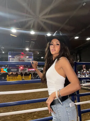 demisux Instagram post about Cowboy theme