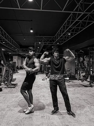 deonddddd Instagram post about Physique showcase