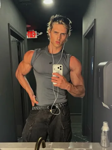 devenfagan Instagram post about Fitness apparel promotion