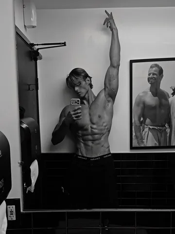 devenfagan Instagram post about Fitness apparel promotion