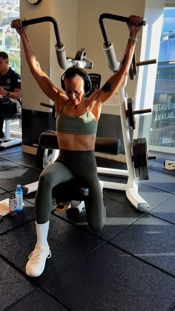 eladycruz_fitness Instagram post about Strength training and bone health