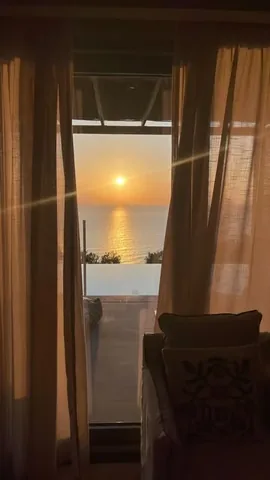 enamasiama Instagram post about Holiday self confidence