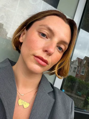 esteelalonde Instagram post about British weather