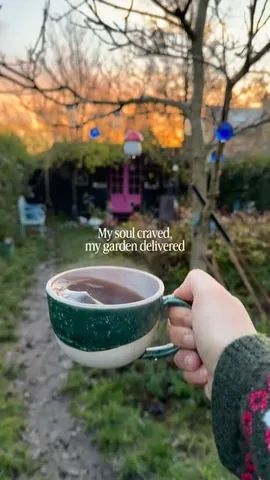 excusemyreading Instagram post about Writing space