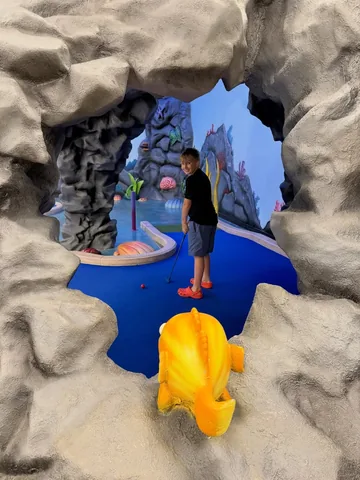 familyfunpack Instagram post about Mini golf outing
