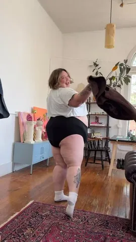 fatgirlflow Instagram post about Fashion and self confidence