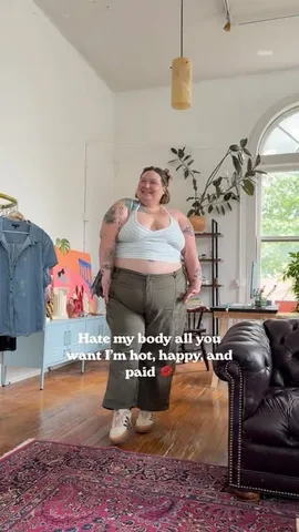 fatgirlflow Instagram post about Body visibility and clothing