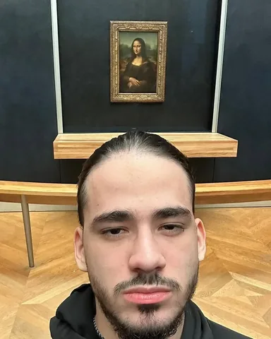 fazesway Instagram post about Paris travel and Mona Lisa