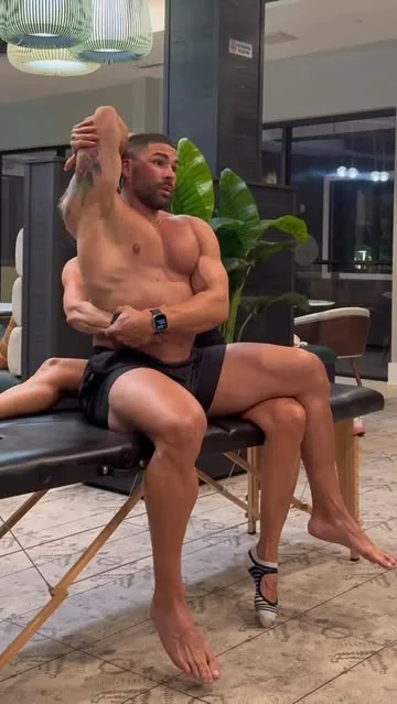 fit.latino Instagram post about Stretching