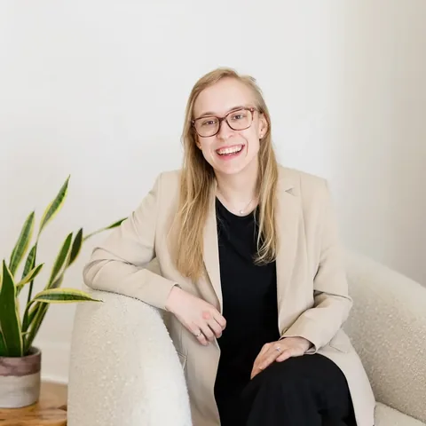 girlknowstech Instagram post about Professional headshots