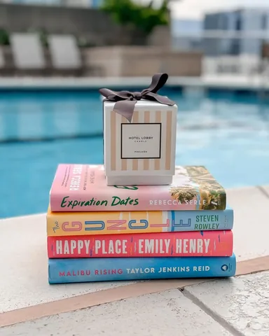 gissellereads Instagram post about Poolside candle promotion