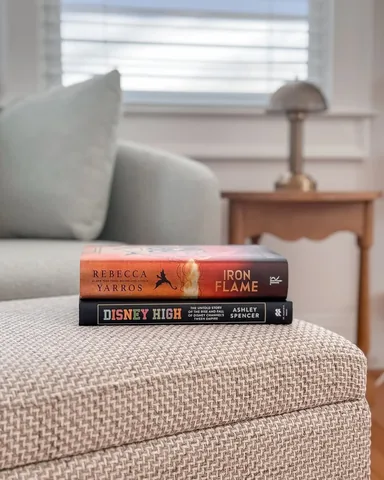 gissellereads Instagram post about Current reading and reading space