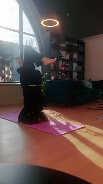 healthwithnora Instagram post about Yoga and headstand