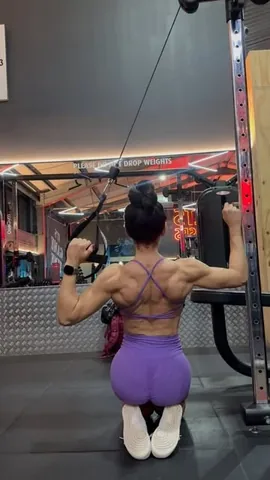helenpeebles11 Instagram post about Back workout demonstration