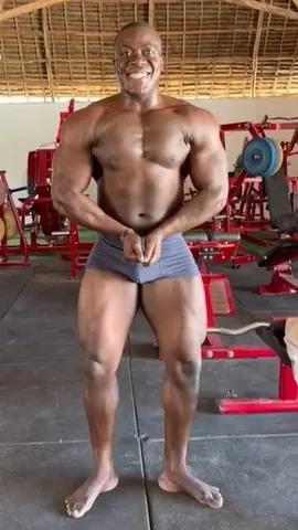 helletrevino Instagram post about Incline bench press training