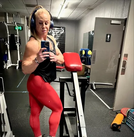 herecomesshehulk Instagram post about Leg training