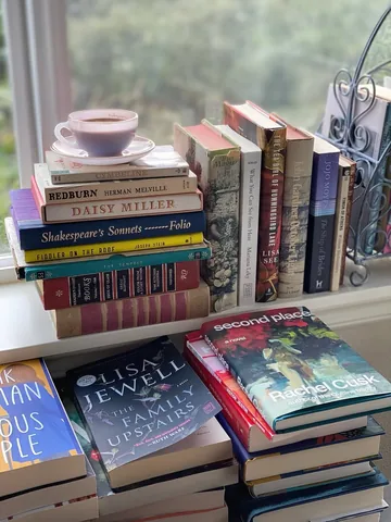 hotcocoareads Instagram post about Book collection organization