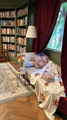 hotcocoareads Instagram post about Cozy reading corner