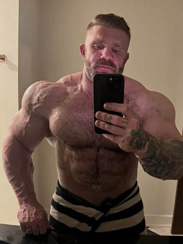 iainvalliere Instagram post about Muscle growth