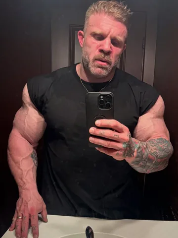 iainvalliere Instagram post about Arm workout